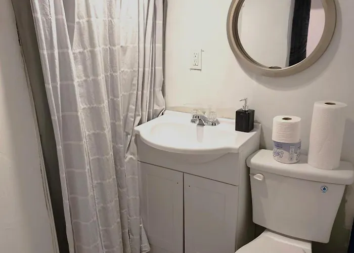 Downtown Retreat - Cozy Basement Apartamento
