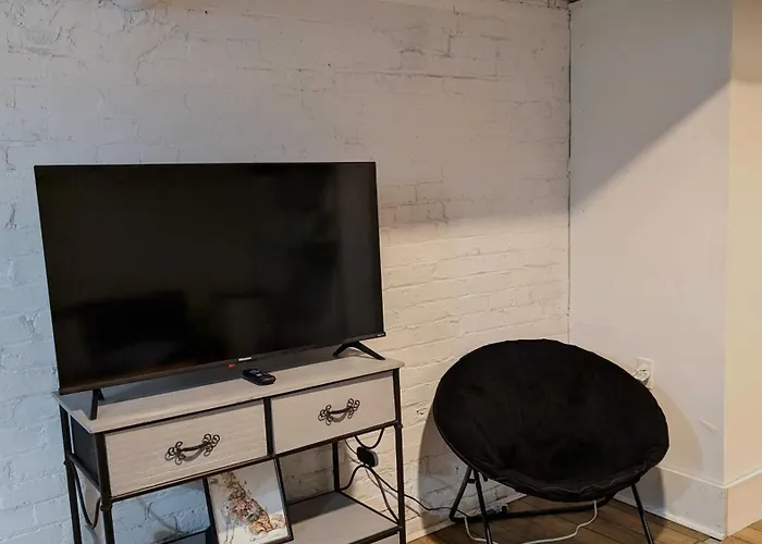 Downtown Retreat - Cozy Basement *